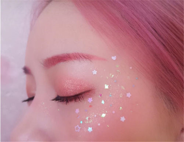 肿泡眼适合亮片妆吗，肿泡眼涂亮片妆好看吗