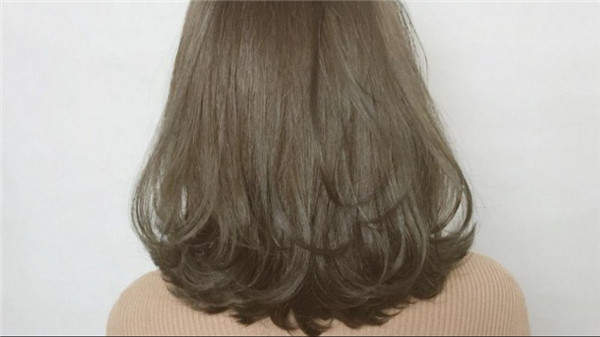 先烫发还是先染发