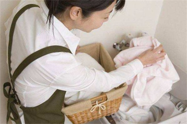 防晒霜弄到黑色裤子上怎么洗