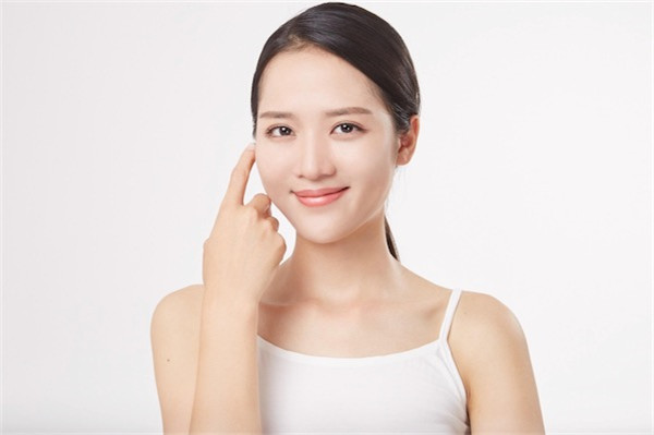 水乳霜精华液的使用顺序晚上怎么涂