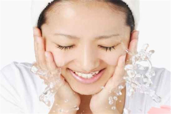 不用洗面奶洗脸会长痘吗，脸上长痘有多种原因
