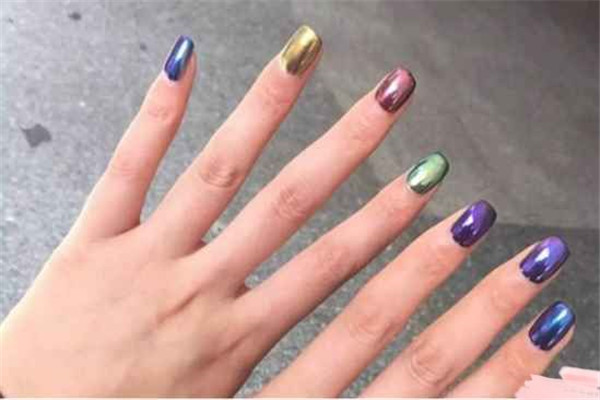 美甲极光粉怎么用，美甲极光粉用法步骤