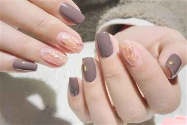 指甲油和甲油胶谁的危害大，甲胶油为什么要用烤灯