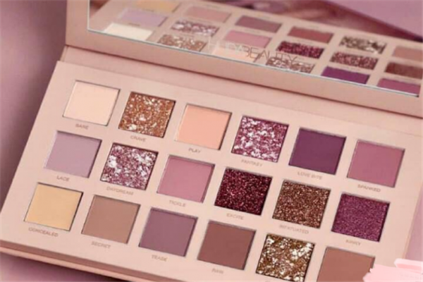 液体眼影可以涂嘴唇吗，可以用眼影涂嘴巴吗