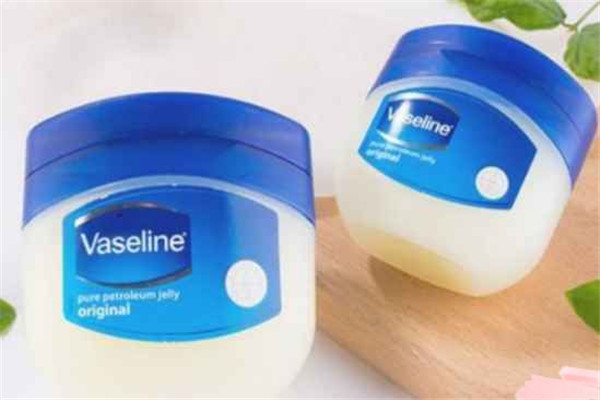凡士林涂完身体后很油怎么办，凡士林如何乳化