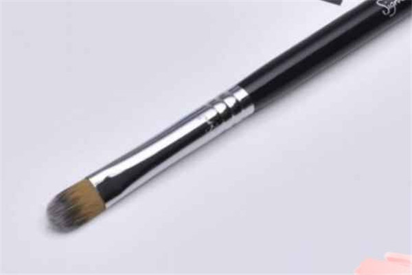 遮瑕刷要打湿吗，遮瑕刷是干着用还是湿着用