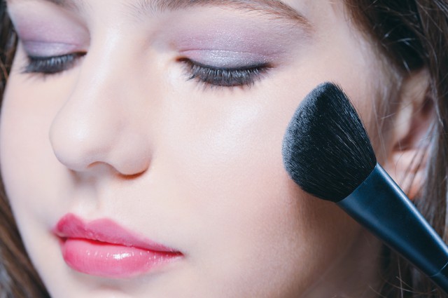 腮红怎么打，女生打腮红化妆技巧