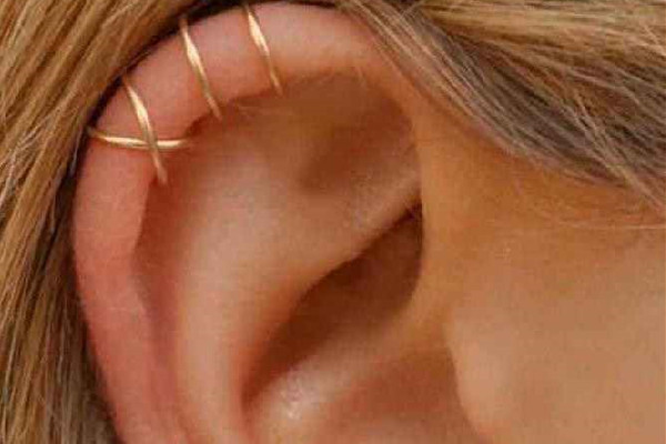 打耳骨是手穿好还是枪打好，打耳骨怎么避免增生