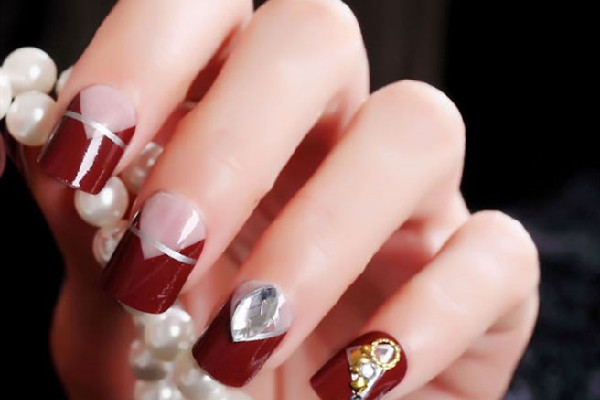 穿戴甲和美甲哪个伤害小，穿戴甲和美甲的区别