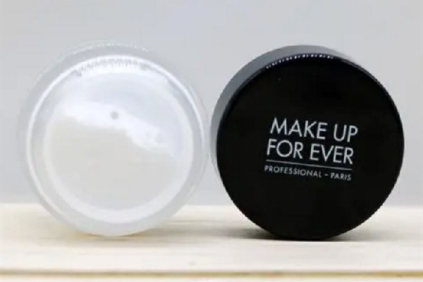 蜜粉用粉扑好还是刷子，蜜粉用什么工具上好