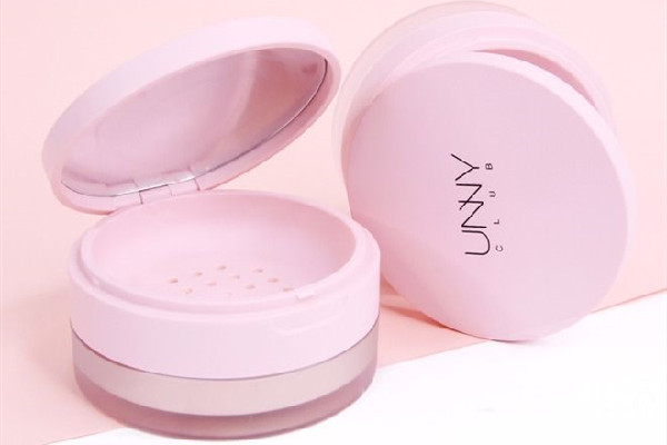 蜜粉可以扑头发吗，蜜粉可以头发去油吗