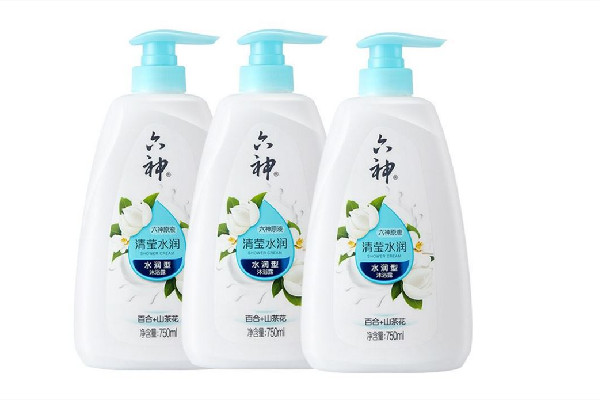 沐浴露用手好还是沐浴球好，沐浴露一次用多少泵