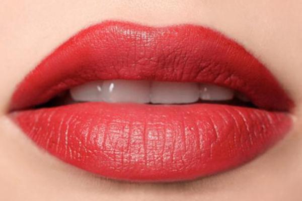 唇纹深适合口红还是唇釉，唇纹是天生的吗