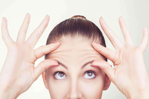 抬头纹是每个人都有吗，抬头纹敷面膜有用吗