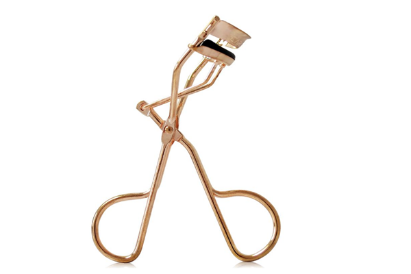 睫毛夹是先夹还是先涂睫毛膏，睫毛夹会夹到眼皮吗