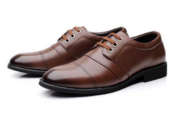 皮鞋会掉色是真皮吗，皮鞋掉色怎么修复