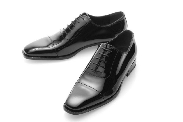 皮鞋怎么分辨真皮还是假皮，皮鞋什么鞋底好