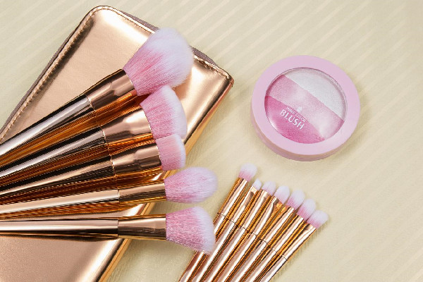 化妆刷洗完不蓬松怎么回事，化妆刷洗完要放到太阳下晒吗