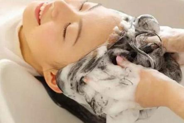 冬天洗头发几天洗一次，冬天洗头发要不要吹干