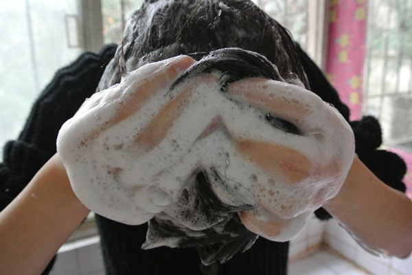 淘米水洗头发好不好，淘米水洗头发能防止脱发吗