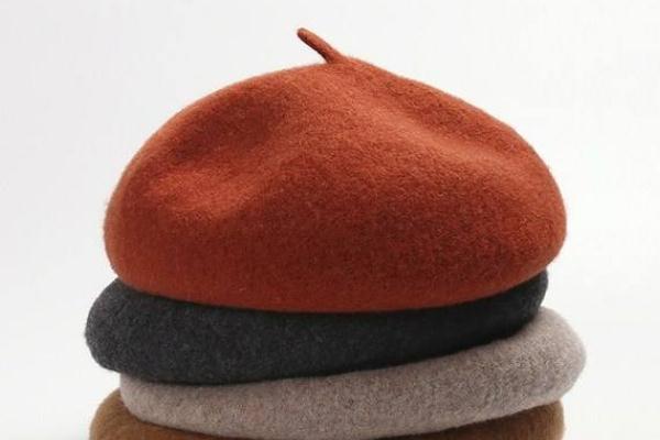 贝雷帽适合什么衣服，贝雷帽怎么搭配衣服好看