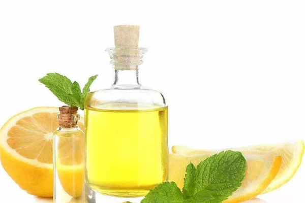 单方精油可以滴在护肤品直接用吗，单方精油可以加在爽肤水里边吗