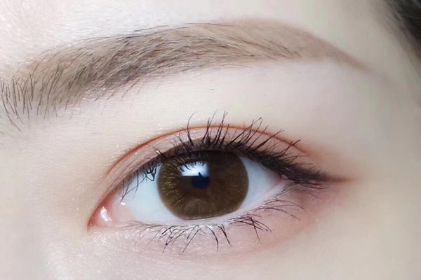 戴美瞳能滴眼药水吗，戴美瞳滴了眼药水会怎么样