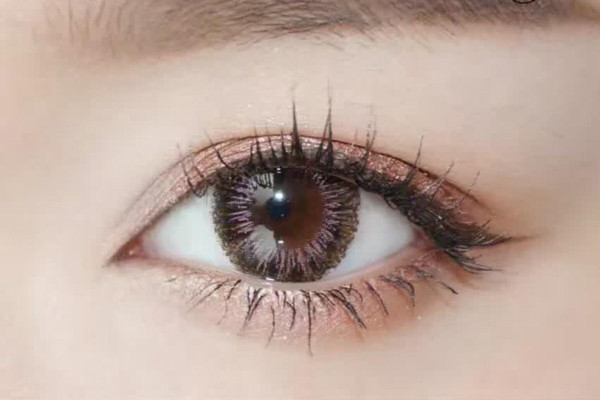 美瞳会让眼睛看起来变大吗，美瞳会不会滑到眼球后面
