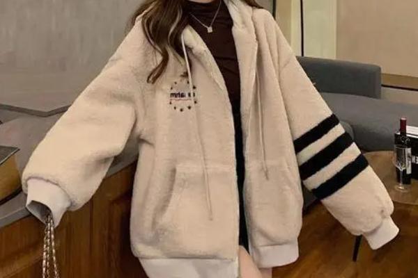 羊羔毛外套有折痕怎么办，羊羔毛的衣服可以熨烫吗