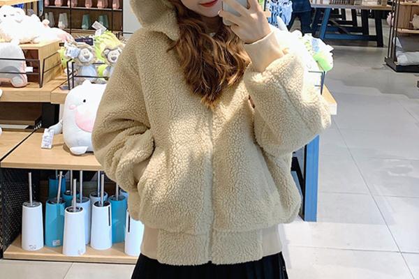 羊羔毛外套粘毛如何清除，羊羔毛外套的内衬一般是什么面料