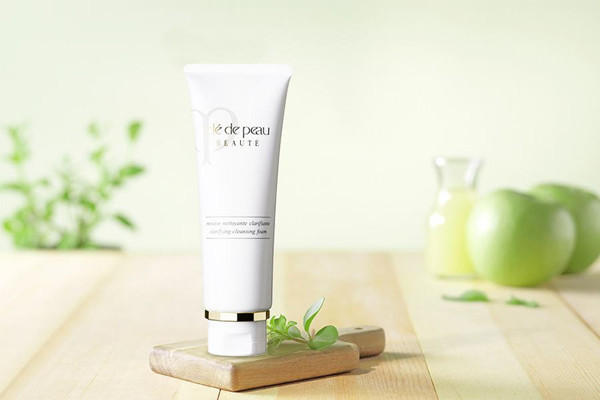 氨基酸洗面奶能不能祛痘，氨基酸洗面奶能不能美白