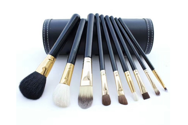 化妆刷用热水洗还是冷水，洗化妆刷洗了可以晒太阳吗