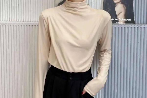 打底衫是黑色好看还是白色好看，打底衫的领子要不要露出来