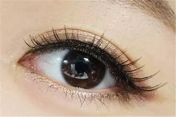 假睫毛贴的好还是磁石的好，假睫毛贴的太翘怎么办