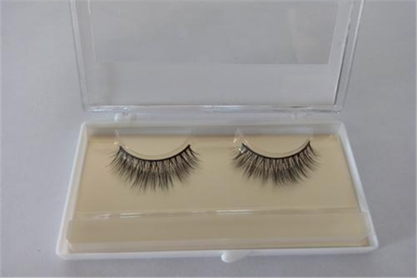 假睫毛是在眼影前还是眼影后，假睫毛用在哪一步