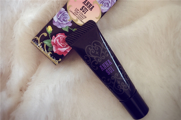 口红雨衣接吻会掉色吗，口红雨衣是啥