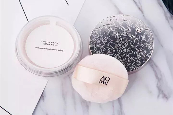 散粉会不会堵塞毛孔，散粉会不会伤害皮肤