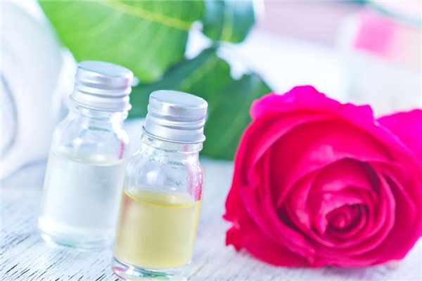 玫瑰精油可以用来护理头发吗，玫瑰精油护发怎么用