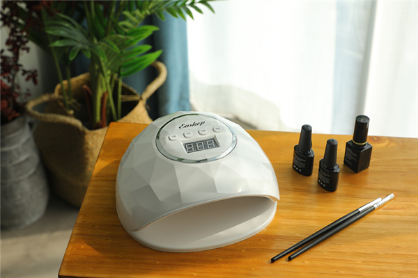 美甲灯是紫外线吗，美甲灯有辐射吗