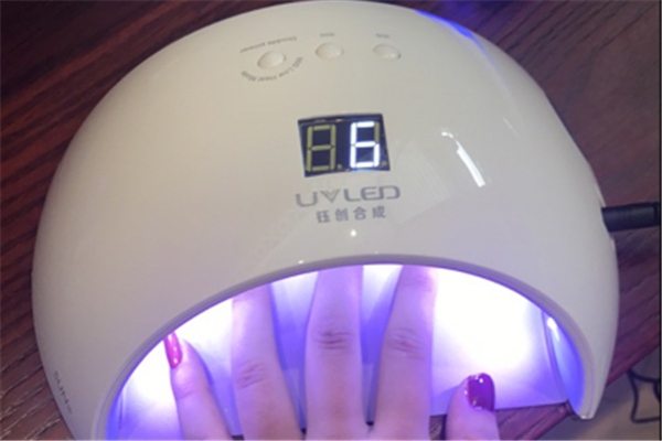 美甲灯会黑手吗，美甲灯把手烤黑了怎么恢复