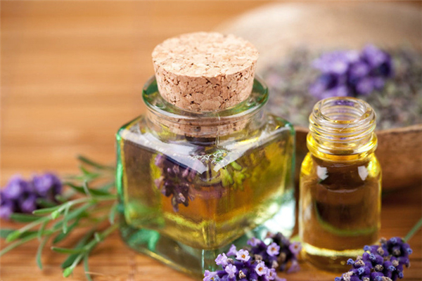 薰衣草精油可以大规模涂抹吗，薰衣草精油涂多了怎么办