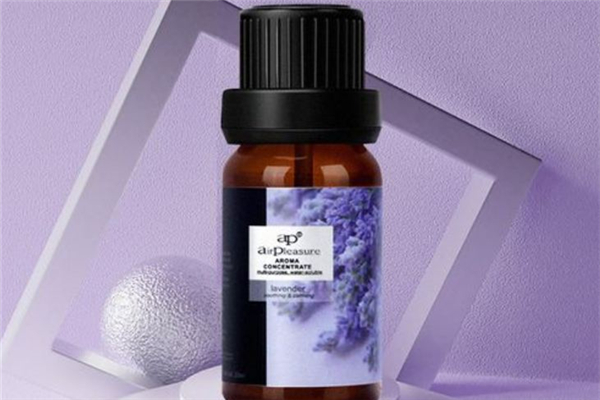薰衣草精油和什么基础油搭配，薰衣草精油为什么不能直接涂