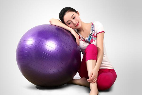 瑜伽球有助于顺产吗，孕妇练习瑜伽球一次坐多久