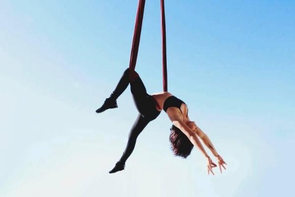 空中瑜伽好处及作用，空中瑜伽和地面瑜伽哪个更好