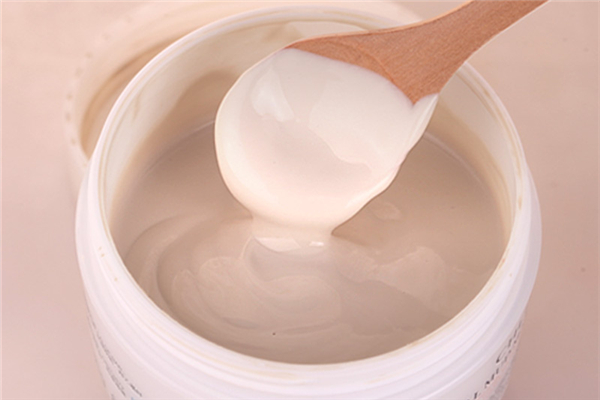 泥膜敷完直接用清水清洗吗，泥膜敷完后用什么清洗