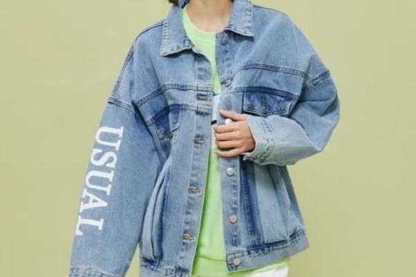 牛仔外套太硬怎么变软，牛仔外套搭配什么裤子好看