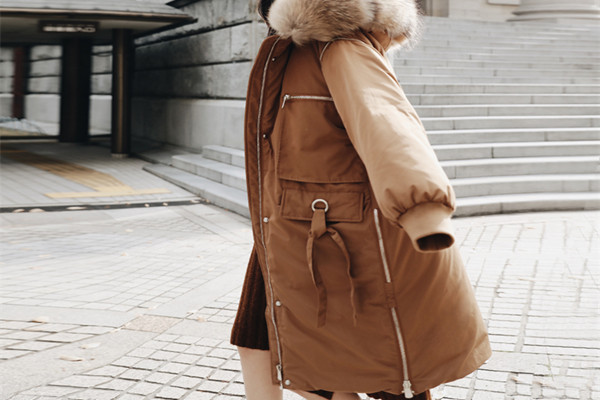 羽绒服有油渍怎样清洗，羽绒服有鸭毛味该怎样去除