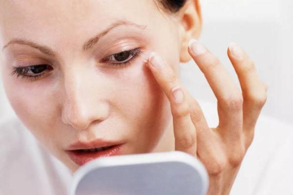 眼部细纹会自己消失吗，女人正常多少岁眼部有细纹