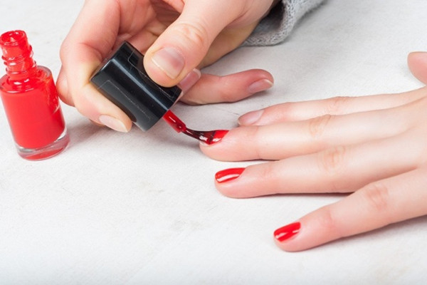 涂指甲油为什么要涂底油，涂指甲油要照灯吗