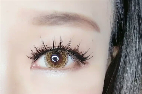 美瞳戴着雾蒙蒙的咋回事，美瞳带上老是滑怎么办